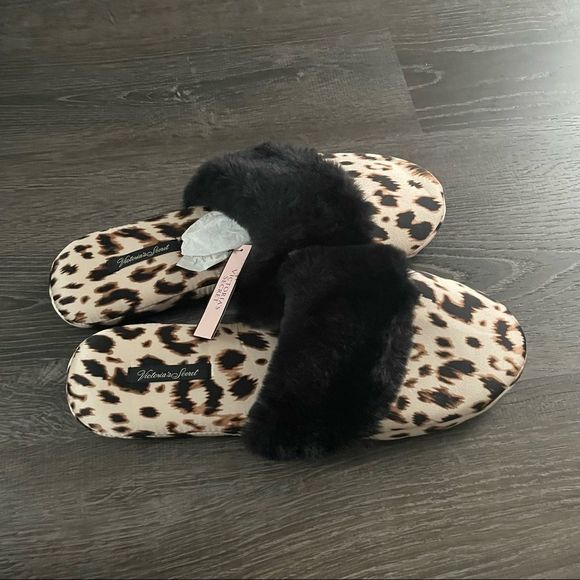 Victoria's Secret Shoes - Victoria’s Secret leopard printed faux fur trim foam slipper and dust bag 9/10